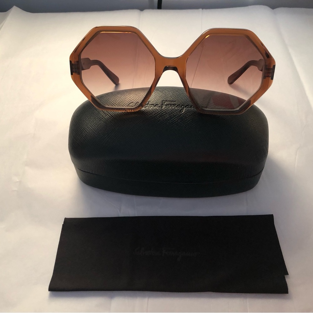 Like new Salvatore ferragamo Sunglasses 🕶️